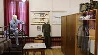 Stube mit Schränken, Doppelstockbetten und lebensgroßen Figuren
