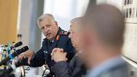 General der Luftwaffe spricht zum Gesprächspartner 