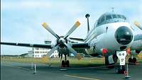 Flugzeug vor Tower