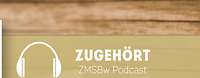 Im Vordergrund drei Mitarbeiter vom ZMSBw im Tonstudio bei der Aufnahme, im Hintergrund Tablet und Handy mit ZMSBw Logo