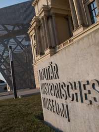 Außenaufnahme der Gebäudefront des Museums.