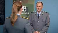 Eine Soldatin und ein Soldat stehen sich gegenüber während eines Interviews