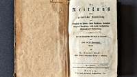 Titelblatt des Buches: Buchtitel Die Reitkunst, Autor Hrn. de la Guerieniere, Übersetzer J. Daniel Knöll, Verlag und Jahr