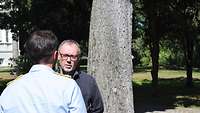 Alaric Searle und Michael Gutzeit im Gespräch, Blick über Schulter von Gutzeit