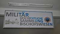 Schild mit Aufschrift Militärgeschichtliche Sammlung Bischofswiesen und Logo Gebirgsjäger Bataillon