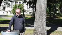 Professor Searle, Mann mit Brille blickt nach vorn