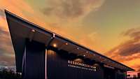 Aussenansicht des Besucherzentrum KS bei Sonnenuntergang