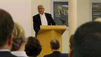 Militärbischof Dr. Felmberg redet zum Publikum am Pult