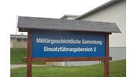 blaues Schild mit weißer Schrift Militärgeschichtliche Sammlung Einsatzführungsbereich 2
