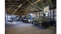 Raketenjagdpanzer 1 in einer Ausstellungshalle