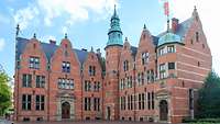 Veranstaltungsort in Aurich, ein winkelförmiger Bau mit polygonalem Eckturm