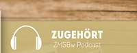 Zwei Männer die in der Folge sprechen hinter Mikrophonen und vor einem Bücherregal.