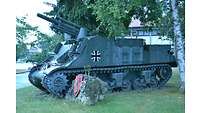 Panzerhaubitze M7B2 auf einer Wiese