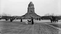 Das Völkerschlachtdenkmal von Leipzig im Jahr 1913 mit mehrere Personen, Kinderwagen, Pferdekutsche.