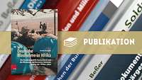 zwei Blauhelme in der Wüste mit Soldaten im Vordergrund