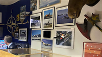 Bilderwand mit Flugzeugtypen