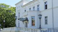 Der Haupteingang der Villa Ingenheim bei Sonnenlicht.