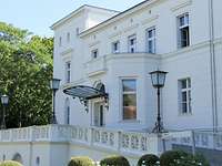 Eingangsbereich Villa Ingenheim Der Haupteingang der Villa Ingenheim bei Sonnenlicht.