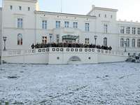 Gruppenbild mit allen Mitarbeitern vor dem Haupthaus