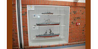 Vitrine mit drei Schiffsmodellen der Bundesmarine