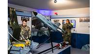 Modell eines Tornados und ein Pilotensitz