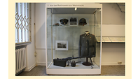 Vitrine mit Ausstellungsstücken von der Reichswehr zur Wehrmacht