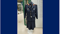 Uniform weiblich mit Rock