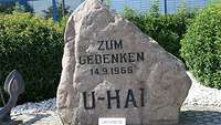 Gedenkstein zum Untergang vom U-Boot Hai vom 23. Dezember 1966 vor dem Ausbildungszentrum
