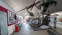 Ausstellungsraum mit verschiedenen Hubschraubertyen