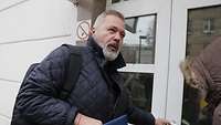Der Chefredakteur der russischen Zeitung Nowaja gaseta auf dem Weg zu einer Anhörung