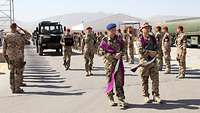 Spalier von internationalen Soldaten, die ihren gefallenen deutschen Kameraden auf dem letzten Weg ihre Ehre erweisen