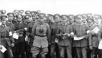 General von Seeckt im Gruppenfoto mit jungen Offizieren der Reichswehr während eins Manövers 1925.