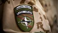 Aufnäher mit Schriftzug Resolute Support und NATO-OTAN