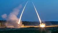 Raketenwerfer Mars II mit Abschussfeuer