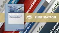 Collage aus Buchcover Personalmanagement und einer Buchreihe im Hintergrund 