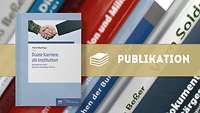 Collage aus Buchcover Duale Karriere als Insitution und einer Buchreihe im Hintergrund 