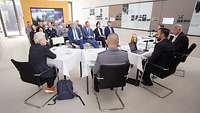 Podiumsgruppe aus fünf Personen vor Publikum