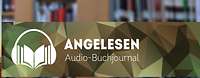 Zwei Männer stehen in der Abenddämmerung auf einer Mauer und blicken in die Ferne