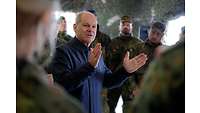 Scholz sprechend und gestikulierend vor Soldaten