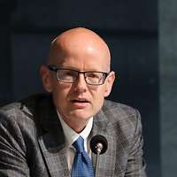 Stephan Lehnstaedt spricht in ein Mikrofon