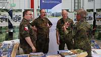 vier Soldaten an einem Messestand