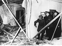 Hitler und Mussolini in der Wolfsschanze Hitler und Mussolini blicken in die zerstörten Überreste des Konferenzraums in der Wolfsschanze, der von Trümmern übersät ist.