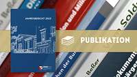 Cover des Jahresberichts mit der Villa Ingenheim vor einer Bücherreihe