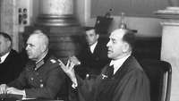 Historische Schwarz-Weiß Aufnahme, im Vordergrund der gestikulierende Freisler