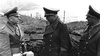 Generalfeldmarschall Hans Günther von Kluge und zwei weitere Generäle besichtigen den Atlantikwall