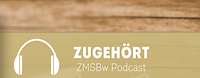 Zwei Männer schauen während der Tonaufnahme im Studio freundlich in die Kamera