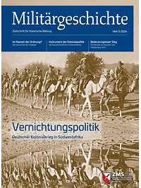 Kamelreiter der Schutztruppe reiten in Kolonne. Sie blicken in die Kamera. Das Bild ist horizontal gespiegelt. 