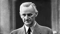 Das Bild zeigt Carl Friedrich Goerdeler stehend während seiner Verurteilung vor dem Volksgerichtshof 1944.