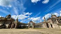 Alte Schlossgebäude mit Säulengang verbunden