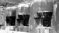 Drei Betonbunker mit eingebauten Geschützen